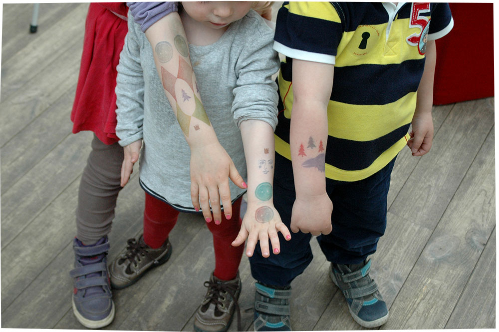 børn med hver deres tatoverede sleeve.