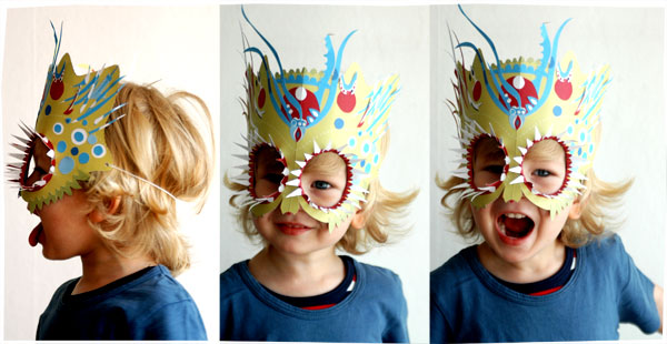 Dreng med vild maske lavet af bogens midtersider.