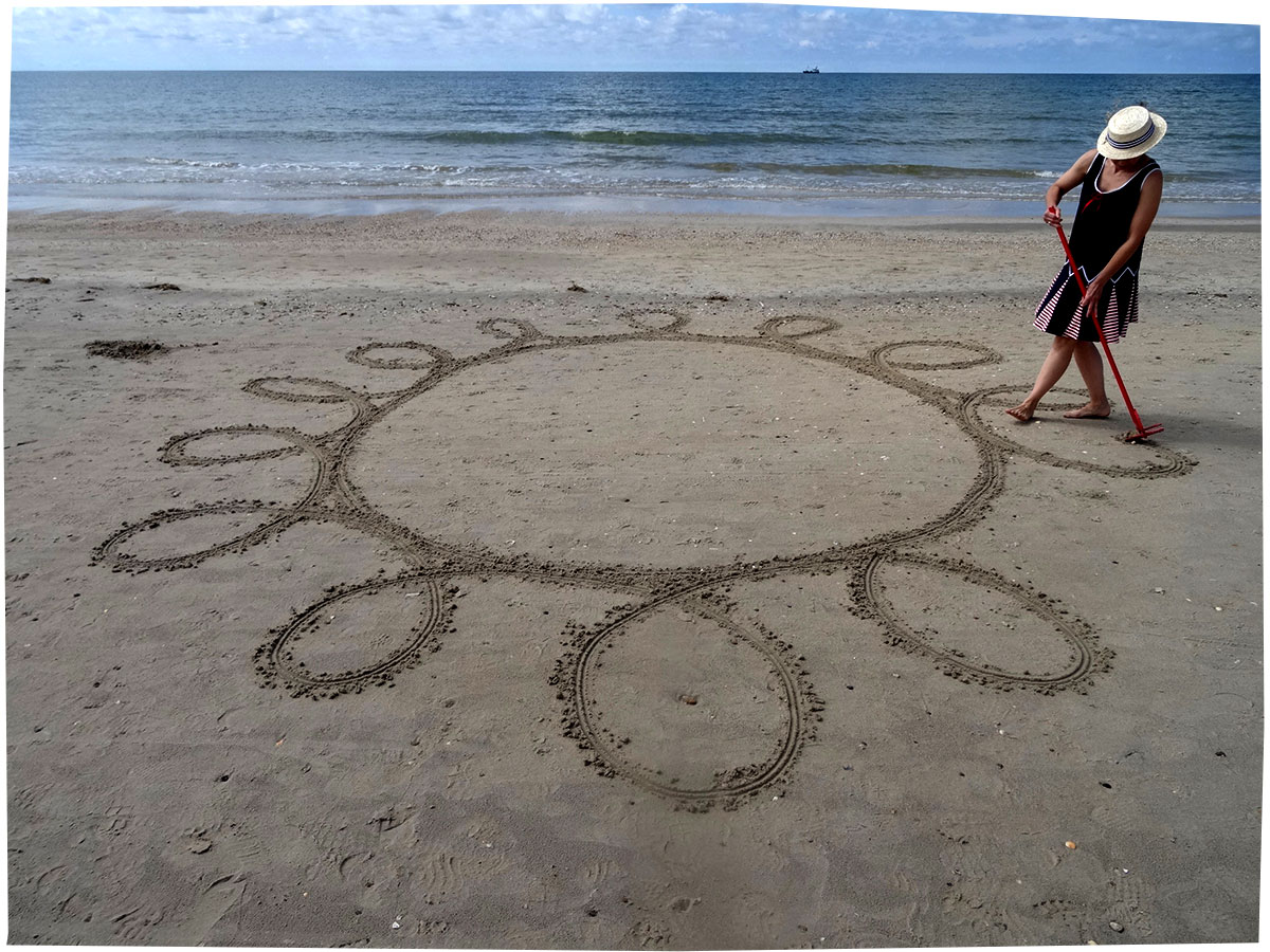 Sand-tegning inden tidevandet kommer ind.